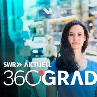 Leonie Maderstein (li.) und Marvin Neumann (re.) beim Fotoshooting von "SWR Aktuell - 360 Grad" in Stuttgart. Beide tragen blaue T-shirts. Im Hintergrund ist verschwommen eine Straßenbahn zu sehen.