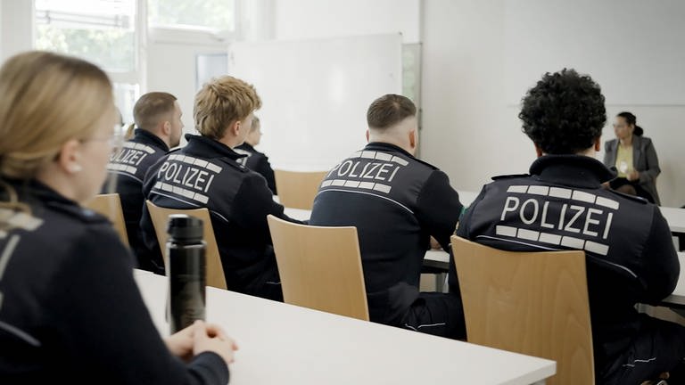 Polizist:innen der Polizeihochschule Baden-Württemberg in einem Unterrichtsraum