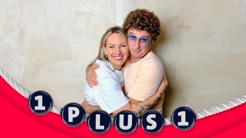 Moderatorin und Podcasterin Evelyn Weigert und Comedian Atze Schröder treffen für den Podcast "1 plus 1 - Freundschaft auf Zeit" aufeinander.