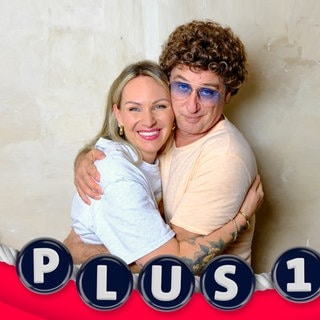 Moderatorin und Podcasterin Evelyn Weigert und Comedian Atze Schröder treffen für den Podcast "1 plus 1 - Freundschaft auf Zeit" aufeinander.