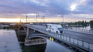 Der weiße SWR Medialiner auf einer Brücke unterwegs nach Mainz Rheinland-Pfalz.