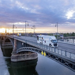 Der weiße SWR Medialiner auf einer Brücke unterwegs nach Mainz Rheinland-Pfalz.