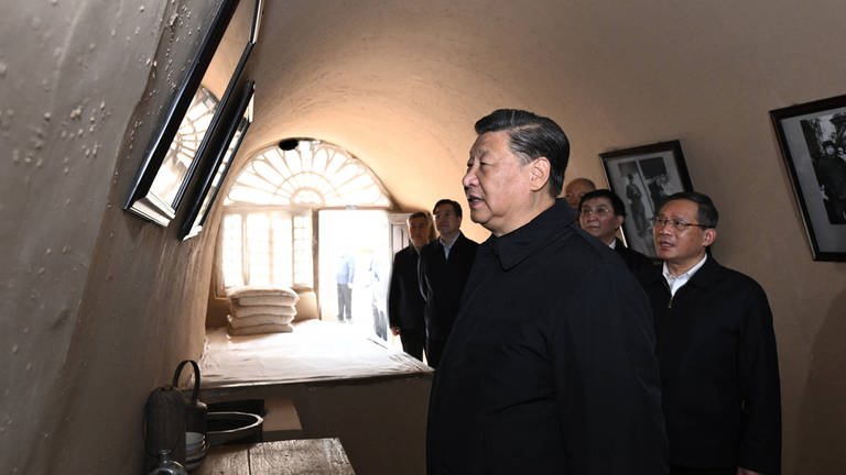 Der chinesische Staatspräsident Xi Jinping (l.) besucht Yan´an, dem Ort, an dem Mao mit seinen Anhängern am Ende des Langen Marsches 1935 angekommen war.(2022)