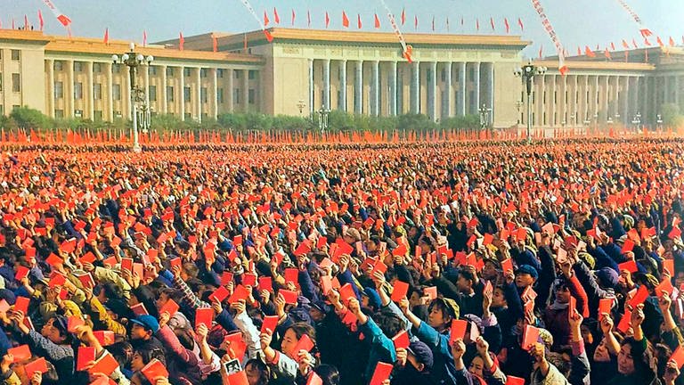 Rotgardisten schwenken das kleine Rote Buch (die Mao-Bibel, offiziell - Worte des Vorsitzenden Mao Zedongâ). Während der „Großen Proletarischen Kulturrevolution“ (1966-1976) wird die chinesische Jugend aufgerufen, kapitalistische, traditionelle und kulturelle Elemente aus der chinesischen Gesellschaft zu entfernen.