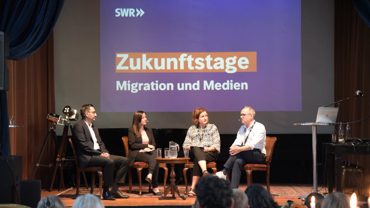 v.li.: Rassismusforscher Karim Fereidooni, Kommunikationswissenschaftlerin Nadia Zaboura, Moderatorin Marie-Christine Werner, SWR Intendant Kai Gniffke.