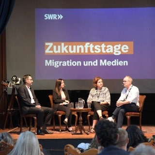 v.li.: Rassismusforscher Karim Fereidooni, Kommunikationswissenschaftlerin Nadia Zaboura, Moderatorin Marie-Christine Werner, SWR Intendant Kai Gniffke.