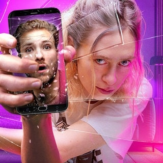 Key Visual: Schauspielerin Lia von Blarer  hölt ein Handy mit dem Gesicht eines Mannes auf dem Display