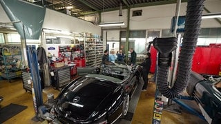 Auf Spurensuche: Der SWR ist dabei, als Experten einen von Klaus Kienle verkauften Mercedes 300 SL Roadster prüfen.