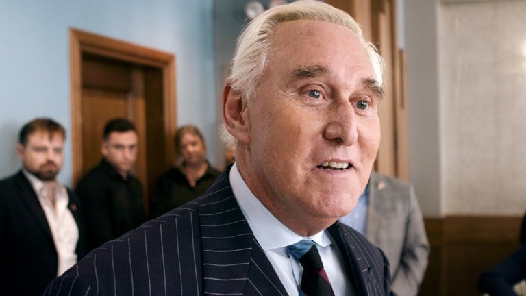 Ohne Politikberater Roger Stone wäre Donald Trump vermutlich nie Präsident geworden. Filmemacher Christoffer Guldbrandsen begleitete den republikanischen Strippenzieher drei Jahre lang bis zum Ende von Trumps Amtszeit. 