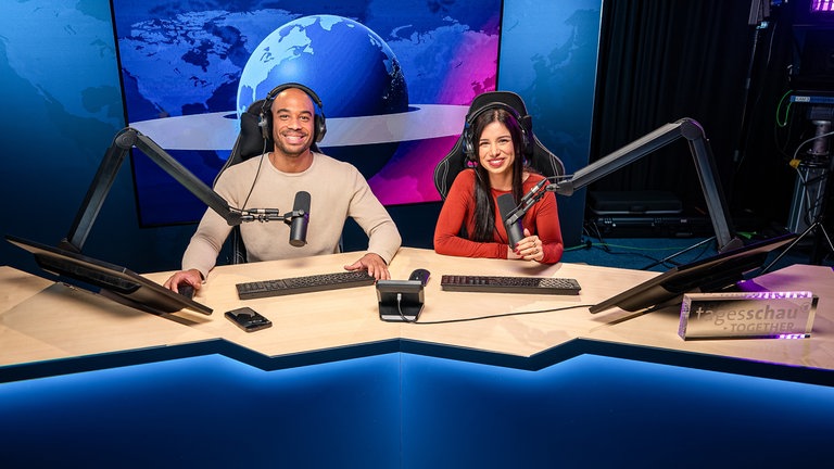 „tagesschau together“-Hosts Felix Edeha (li.) und Hanin Kleemann (re.) im neuen Studio.