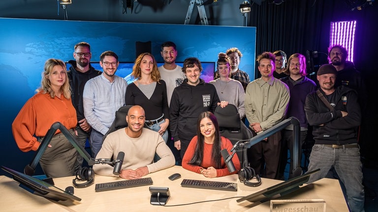 Die „tagesschau together“ Crew bestehend aus tagesschau Social Media Redaktion, NDR Technik, SWR X Lab und Rocket Beans Productions