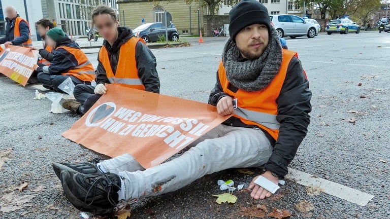 Moritz hat sich mehrfach auf Straßen festgeklebt, um für die Umsetzung der Klimaziele zu demonstrieren. 