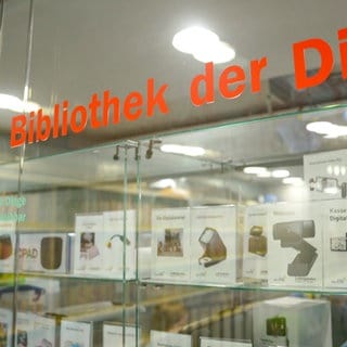 Bibliotheken können mehr als Bücher ausleihen. In Ludwigshafen bekommt man dort sogar Nähmaschinen und 3D-Drucker. SWR Kultur berichtet am 24.10.2024 multimedial zum bundesweiten "Tag der Bibliotheken".