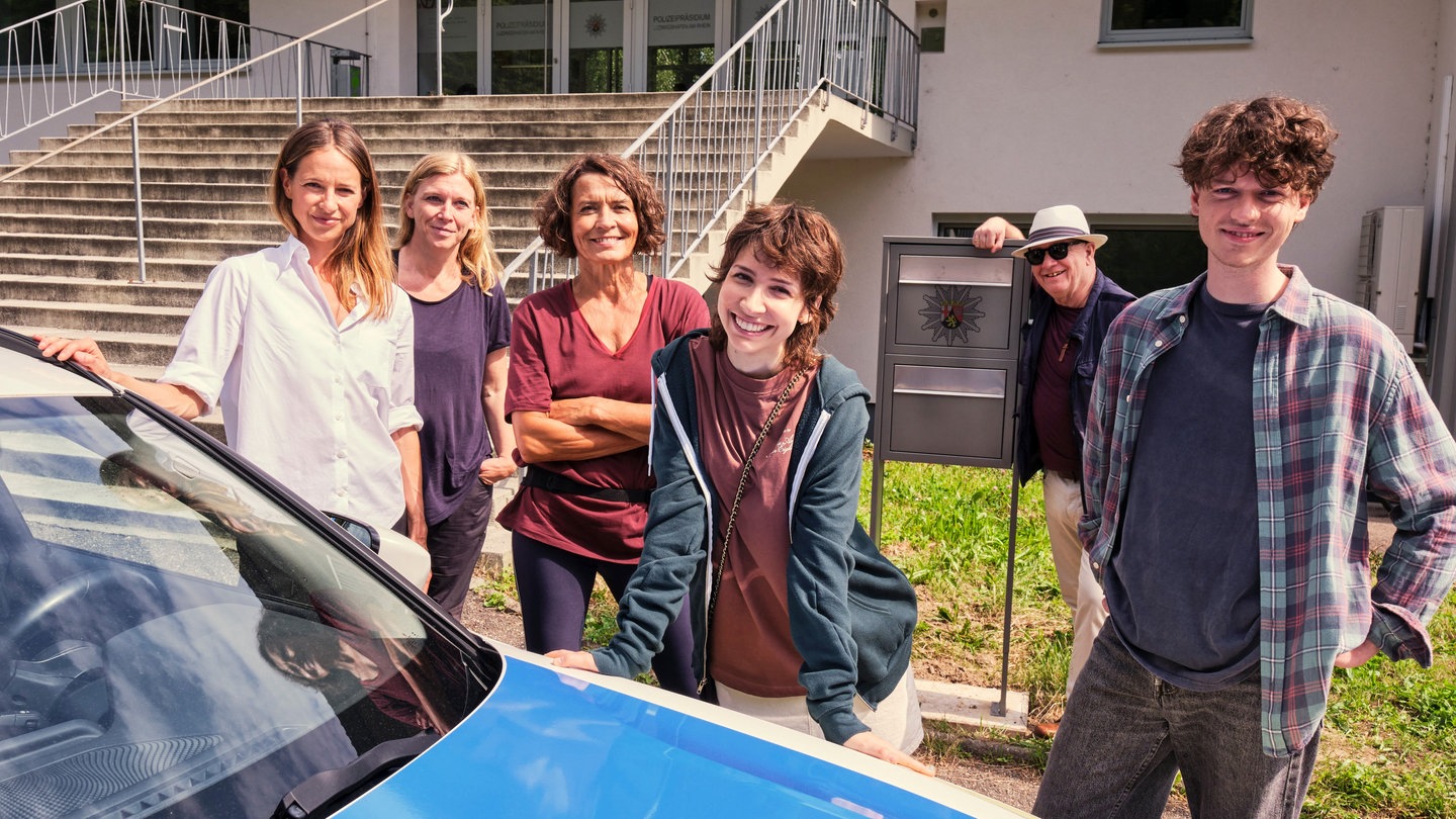 Bei den Dreharbeiten zum „Tatort - Ordnung ist das halbe Leben“: Ulrike Folkerts, Kamerafrau Cornelia Janssen, Lisa Bitter, Amina Merai, Regisseur Didi Danquart und Jeremias Meyer (v.l.n.r.).