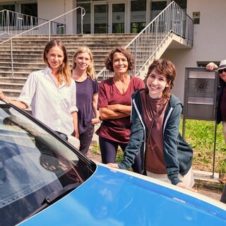 Bei den Dreharbeiten zum „Tatort - Ordnung ist das halbe Leben“: Ulrike Folkerts, Kamerafrau Cornelia Janssen, Lisa Bitter, Amina Merai, Regisseur Didi Danquart und Jeremias Meyer (v.l.n.r.).