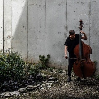 Der deutsch-französische Kontrabassist Pascal Niggenkemper an seinem Instrument