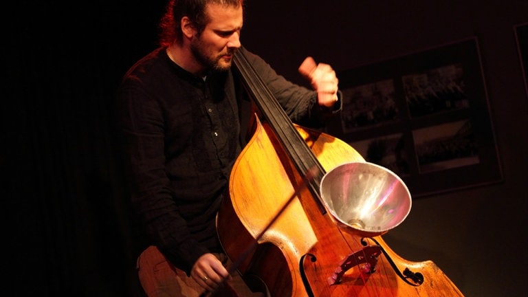 Der deutsch-französische Kontrabassist Pascal Niggenkemper an seinem Instrument