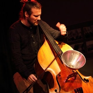 Der deutsch-französische Kontrabassist Pascal Niggenkemper an seinem Instrument