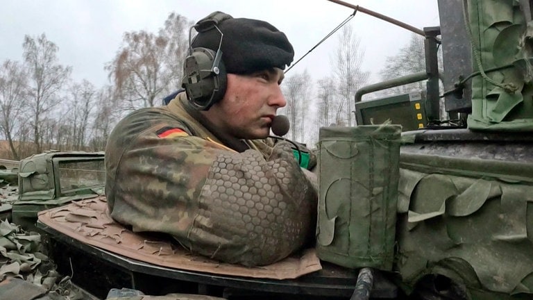 Yannick, Hauptmann bei einer Panzereinheit, in einem Panzer