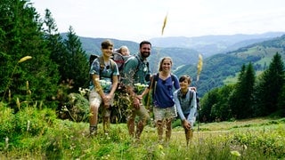 Familie König vor der beeindruckenden Kulisse des Schwarzwalds.