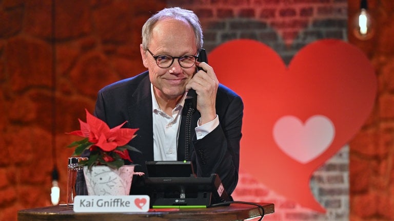 An der Telefon-Hotline sitzt unter anderem auch SWR Intendant Kai Gniffke