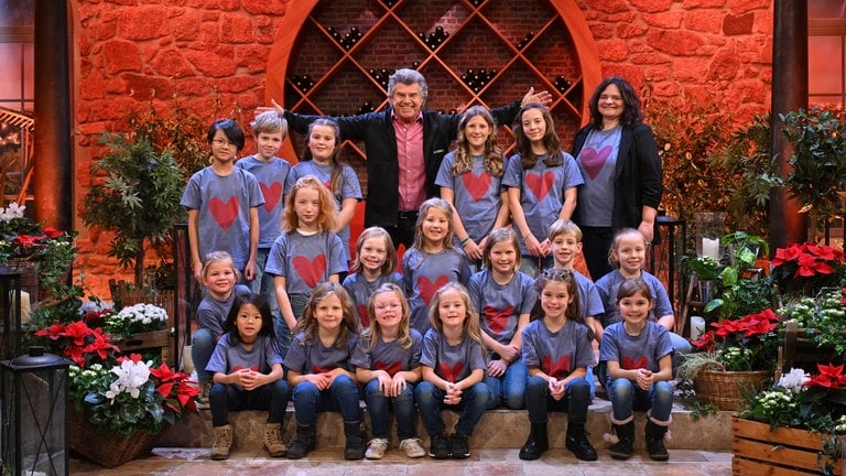 Andy Borg zusammen mit dem Kinderchor des MGV Frohsinn 1887 e. V. Rödersheim aus Rheinland-Pfalz