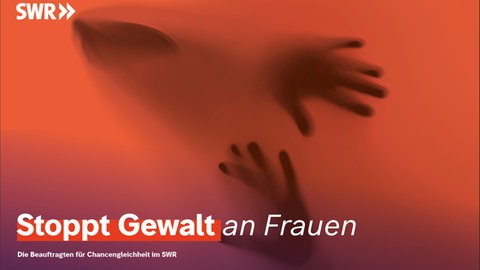 Banner in rot mit der Aufschrift "Stoppt Gewalt an Frauen" - "die Beauftragten für Chancengleichheit im SWR"