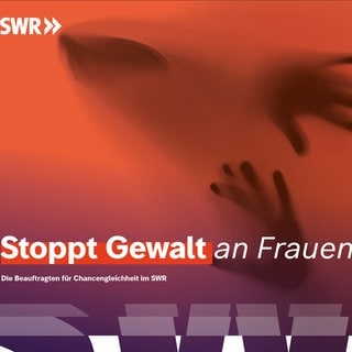 Banner in rot mit der Aufschrift "Stoppt Gewalt an Frauen" - "die Beauftragten für Chancengleichheit im SWR"