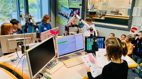 Grundschulkinder können im Mainzer Funkhaus auf SWR Dschungeltour gehen. Ein Highlight ist die Produktion eines eigenen Podcasts im SWR4-Studio. © SWR