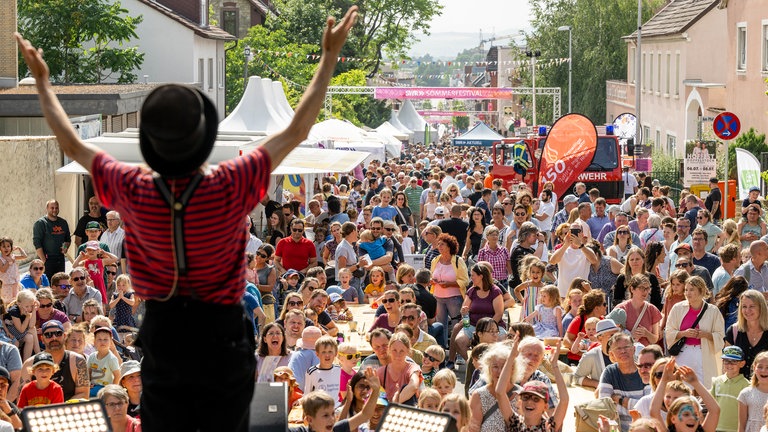 Auf der eintrittsfreien Festivalmeile mitten im Herzen Speyers können Interessierte in die Welt der Medien eintauchen und den SWR hautnah erleben. © SWR