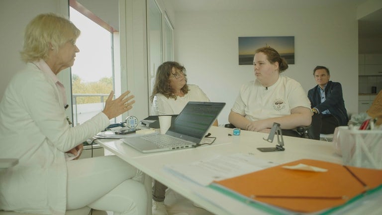 Sascha Becker mit Theo bei der Ärztin in der Long Covid Ambulanz Koblenz.