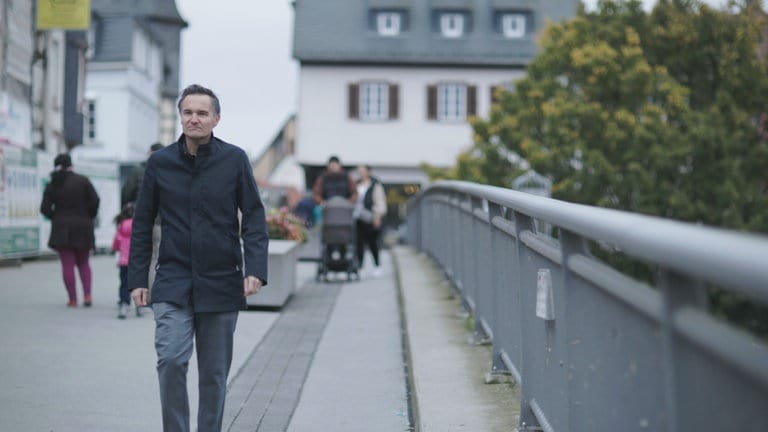 Nachrichten-Anchorman Sascha Becker unterwegs für die Reportage.