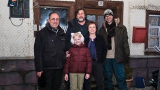 In der Regie von Rudi Gaul (rechts) und vor der Kamera von Stefan Sommer (links) spielen Eva Löbau, Hans-Jochen Wagner und die junge Darstellerin Hanna Heckt