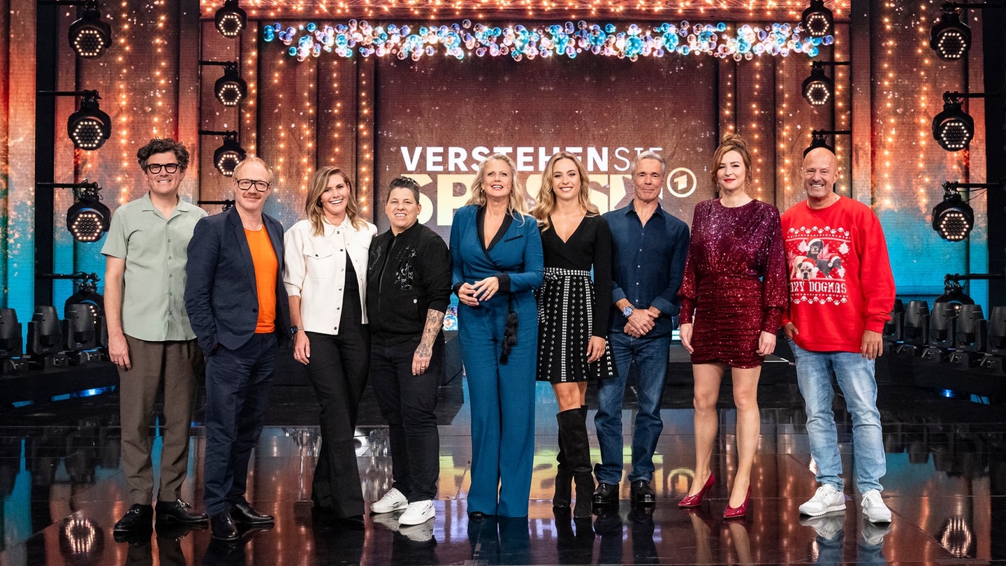 v.l.n.r. Manuel Rubey, Simon Schwarz, Karolina Köppen, Kerstin Ott, Barbara Schöneberger, Sophia Flörsch, Hannes Jaenicke, Katrin Bauerfeind, Detlef Steves.