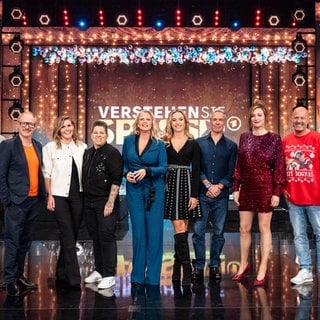 v.l.n.r. Manuel Rubey, Simon Schwarz, Karolina Köppen, Kerstin Ott, Barbara Schöneberger, Sophia Flörsch, Hannes Jaenicke, Katrin Bauerfeind, Detlef Steves. 