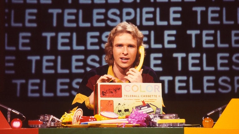 Thomas Gottschalk in seiner ersten Live-TV-Sendung „Telespiele“ am Telefon