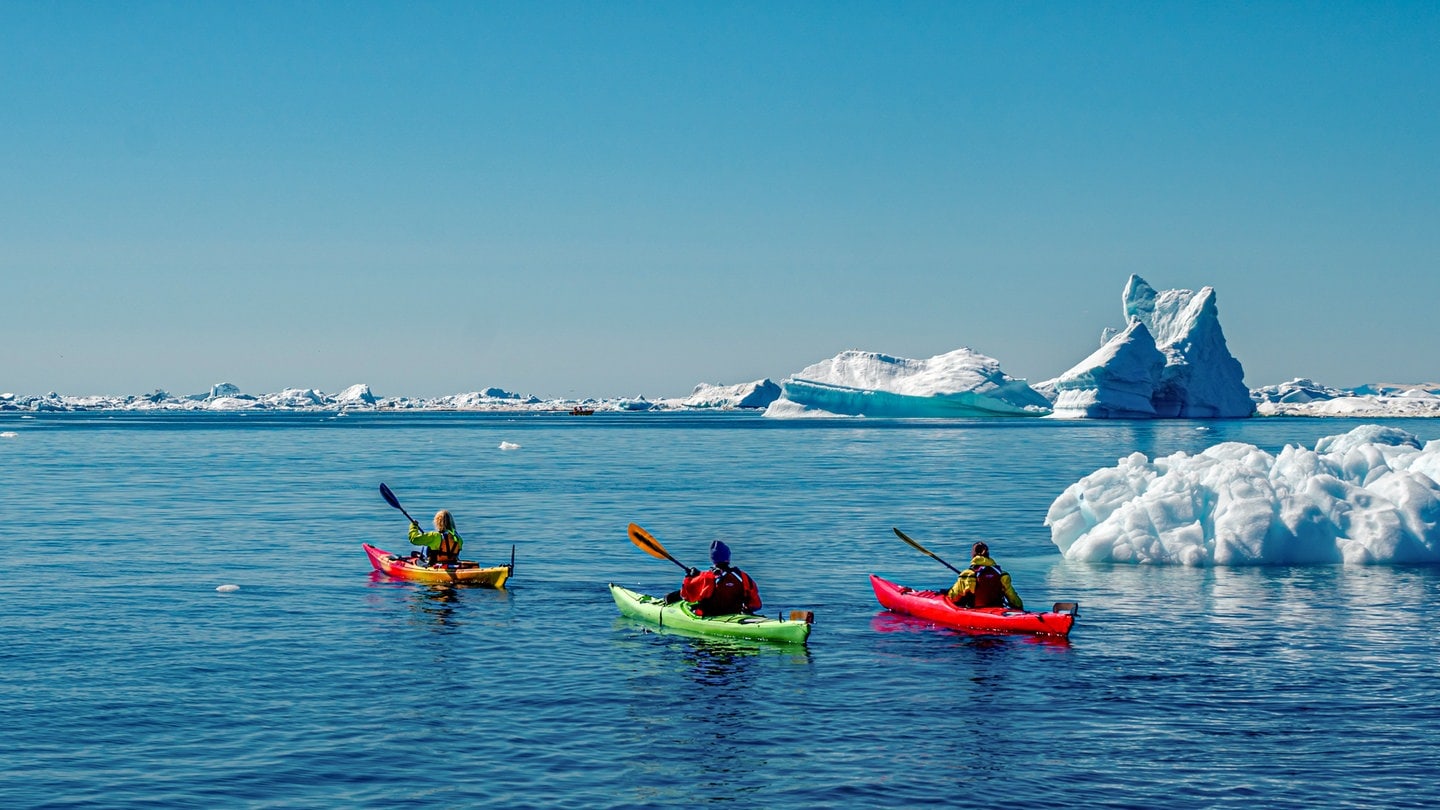 Zwischen schwimmenden Riesen: Bei Ilulissat in der „Disko-Bucht“ Grönlands treiben gigantische Eisberge vor der Küste. Das Schmelzwasser von den Gletschern stört das Strömungssystem des Atlantiks, dem wir in Europa unser gemäßigtes Klima verdanken. Könnte der Golfstrom bald völlig versiegen?