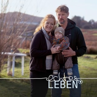 Keyvisual Lars mit seiner Frau und seinem Sohn im Garten