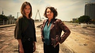 Zum Auftakt ins Festivalwochenende lädt der SWR am Freitag, 27. Juni  2025, zu einer atmosphärisch einzigartigen „Tatort“-Premiere in die Speyerer Gedächtniskirche ein. Mit dabei die beiden „Tatort“ Kommissarinnen Lisa Bitter und Ulrike Folkerts (v. l. n. r.) © SWRBenoit Linder