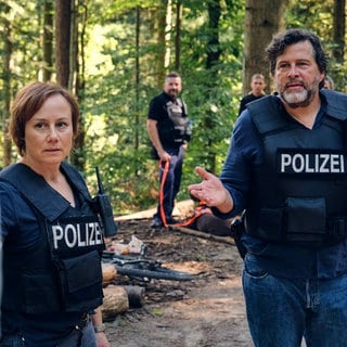 Die Kommissare Franziska Tobler (Eva Löbau) und Friedemann Berg (Hans-Jochen Wagner) müssen im Wald ein geflüchtetes Paar aufspüren