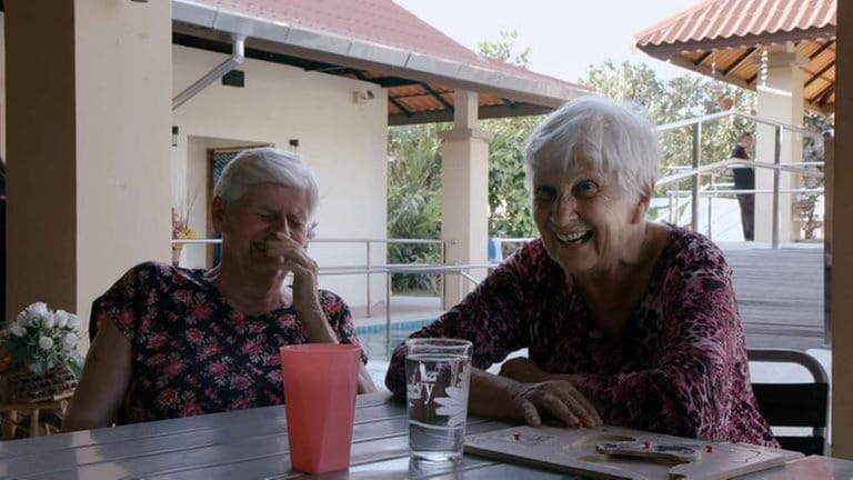 Patientinnen Margrit & Ruth sitzen zusammen