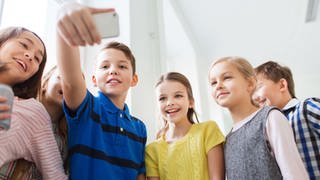 Kinder machen ein Selfie
