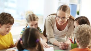 Lehrerin mit Schülern