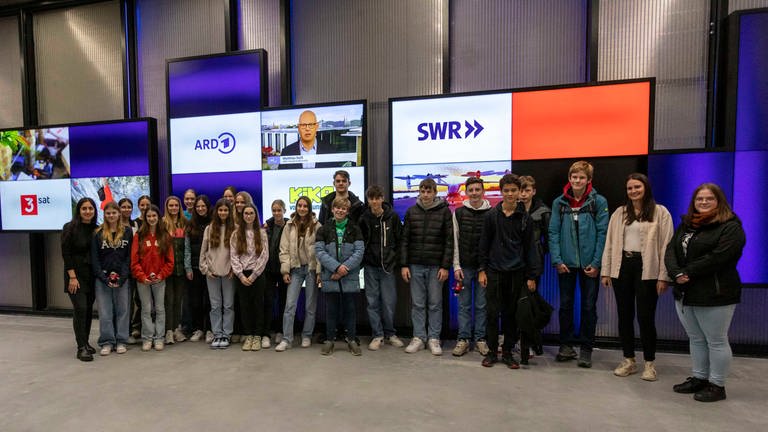 Schülerinnen und SchüleriIm Medienzentrum im SWR Baden-Baden.