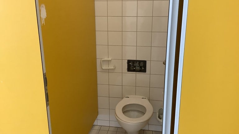 Viele Schülerinnen und Schüler der Drais-Gemeinschaftsschule in Karlsruhe finden den Zustand der Schultoiletten schlimm.