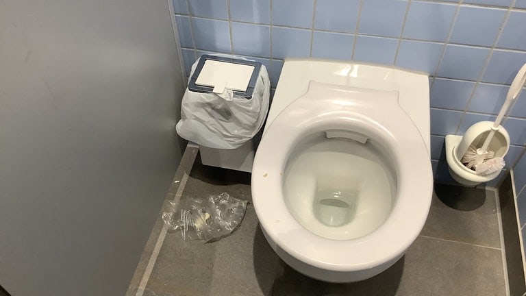 Viele Schülerinnen und Schüler der Drais-Gemeinschaftsschule in Karlsruhe finden den Zustand der Schultoiletten schlimm.