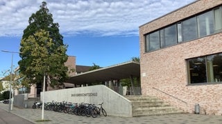 Schulgebäude und Pausenhof der Drais-Gemeinschaftsschule in Karlsruhe