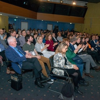 SWR Medienforum Migration Was uns zusammenhält Mit Prof. Andreas Ziek, Annette Widmann-Mauz, Gükay Sofuoglu, Hasnain Kazim, Ine Dippmann, Dr. Susanne Babila, Dr. Markus Speidel, Manuel Gogos, Doris Braun, Natalie Akbari Hadad (Moderation), Alexander Sängerlaub, Duggu Gezem, Sandra Müller, Anne Spiegel, Ali Can, Dr. Karamba Diaby, Dr. Maria Alexopoulou, Alexander Poljak, Stephan Lenhardt (Moderation), Alev Seker (Moderation).