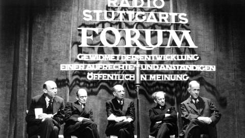 Mit Diskussionsrunden, wie dem Radio Stuttgart Forum, soll dem deutschen Hörer demokratisches Verhalten gezeigt werden.