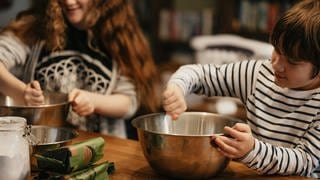 Butter selbst machen ist relativ einfach, aber danach gibt es viel zu spülen.